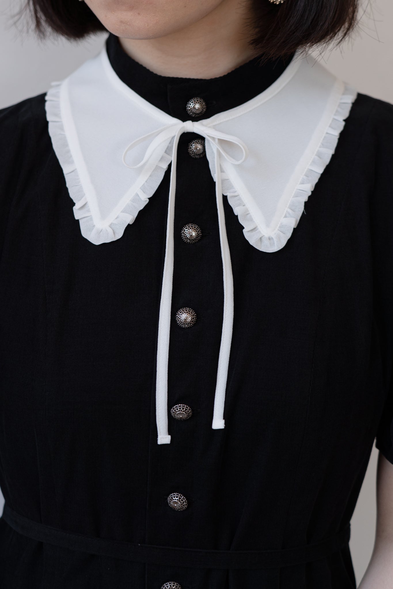 WHITE ATTACHED COLLAR