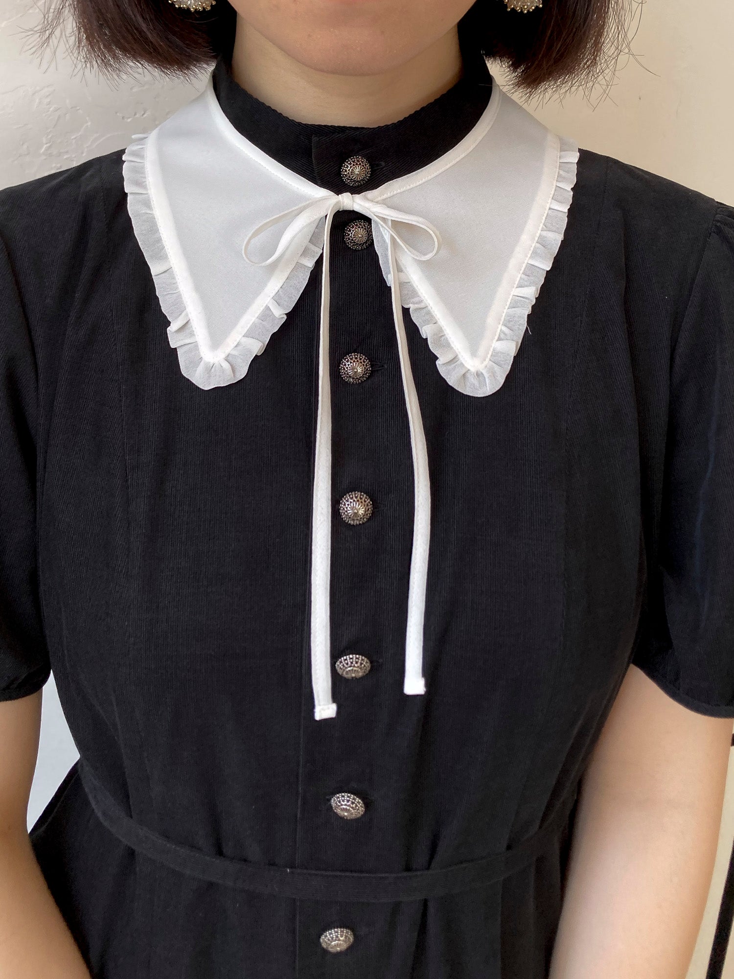 WHITE ATTACHED COLLAR